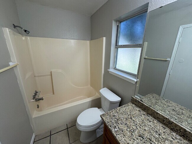 Building Photo - 2-Bed 2-Bath 1-Car Garage easy access to W...