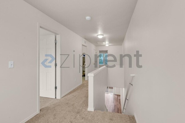 Building Photo - Unit