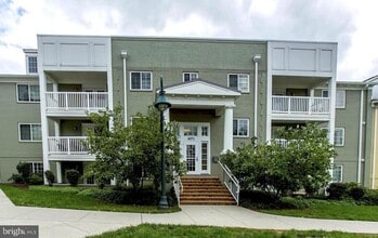 Building Photo - 4071 S Four Mile Run Dr
