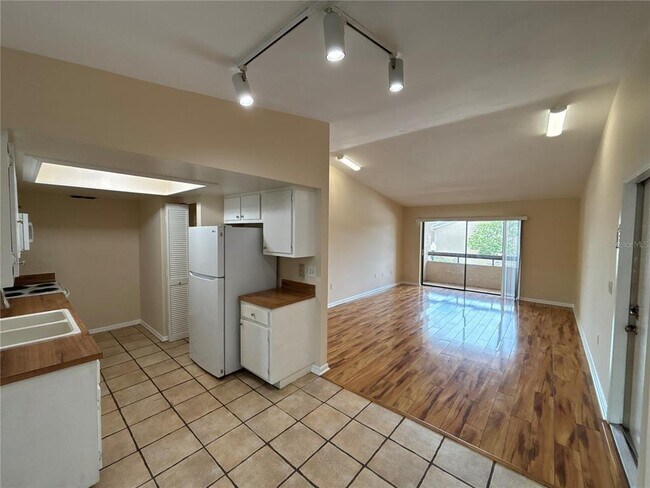 Building Photo - 5169 Vineland Rd