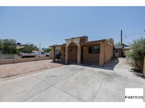 Building Photo - Discover this Charming 2/1 Phoenix Triplex...