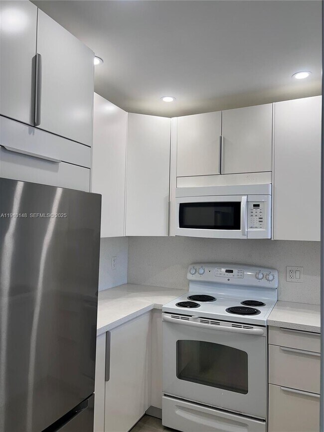 Building Photo - 400 N Riverside Dr