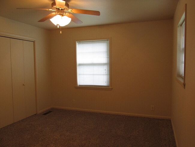 Building Photo - ***342 SW D Street***