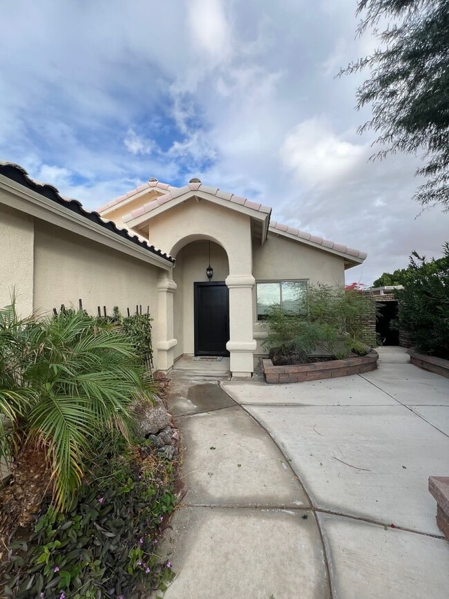 Building Photo - 3 BEDROOM HOME IN THE FOOTHILLS!