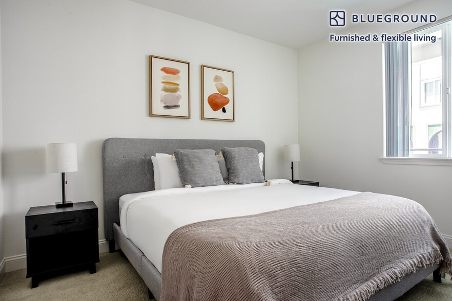 Building Photo - 5710 Crescent Prk E