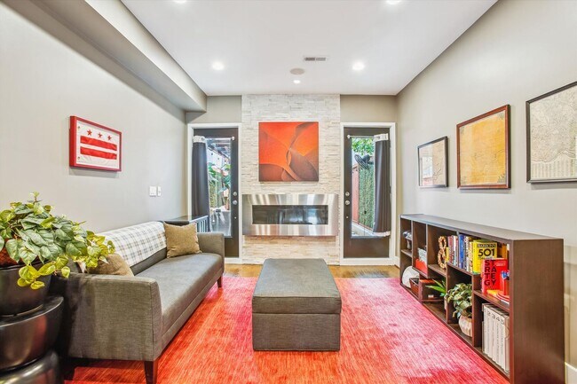 Building Photo - 2 BED PLUS DEN!!! * Fully Furnished and Fa...