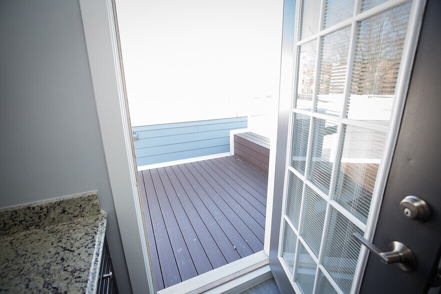 Building Photo - 2122 3rd St NE