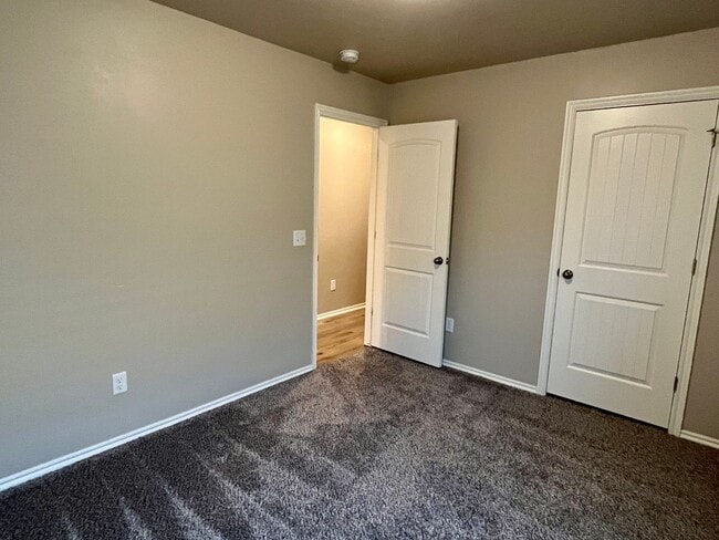 Building Photo - Updated 3 Bedroom 2 Bath Duplex in the Hea...