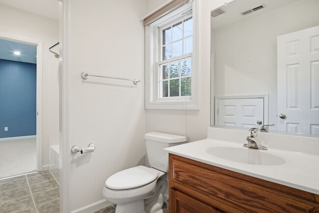 Building Photo - 4 Bed/3 Bath. Pet Friendly. Master on Main