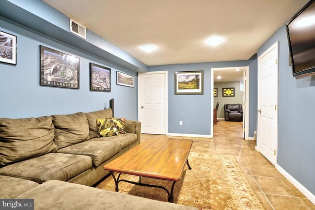 Building Photo - 111 Honey Locust Ct