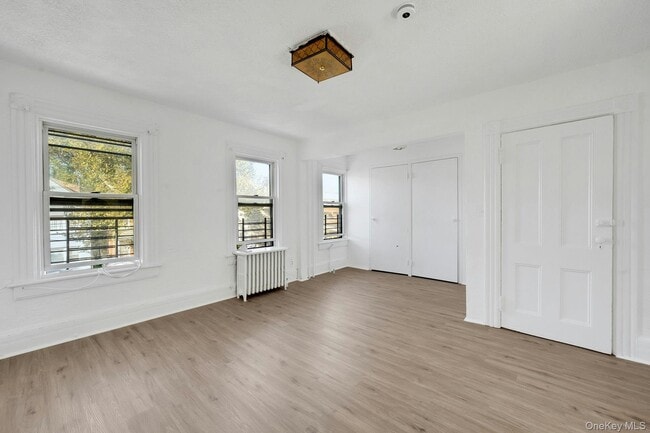 Building Photo - 333 S 6th Ave