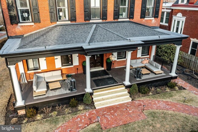 Building Photo - 305 S Walnut St