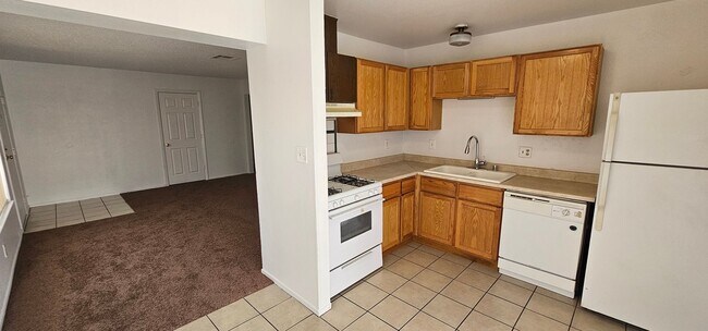 Building Photo - 3 Bedroom Single Stoy Close to EVERYTHING!