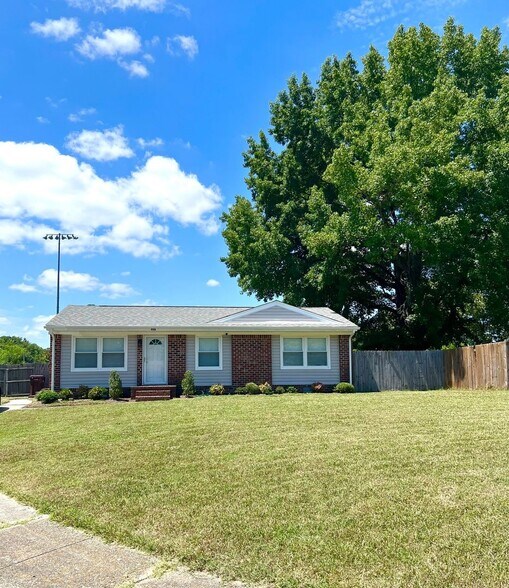 Building Photo - 908 Serf Ct