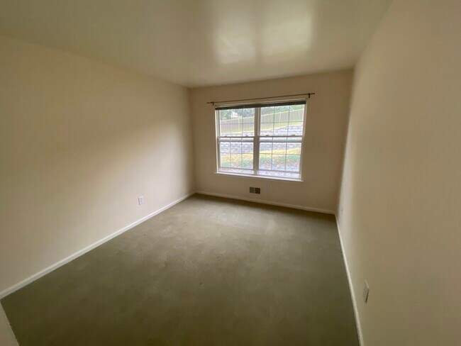 Bedroom 3-View 2 - 402 Green Mountain Rd