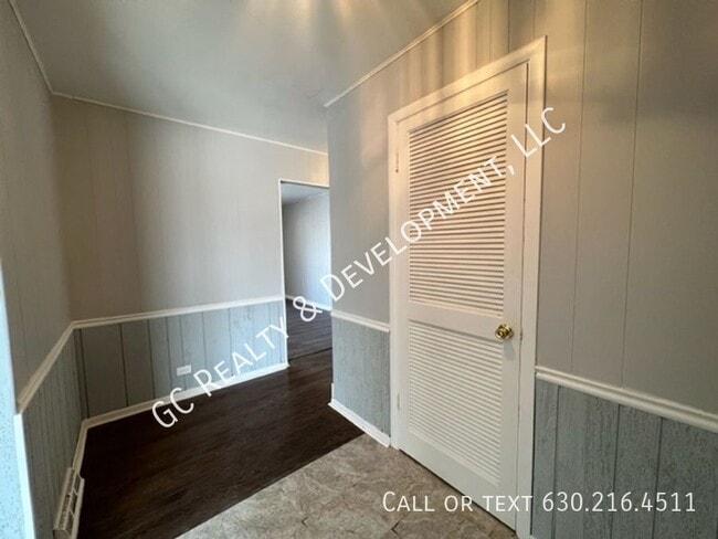 Building Photo - 22W220 Burr Oak Dr