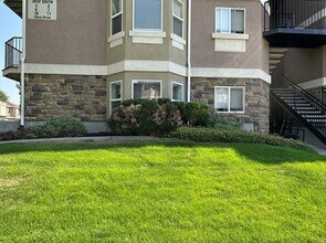 Building Photo - 3842 S Clare Dr