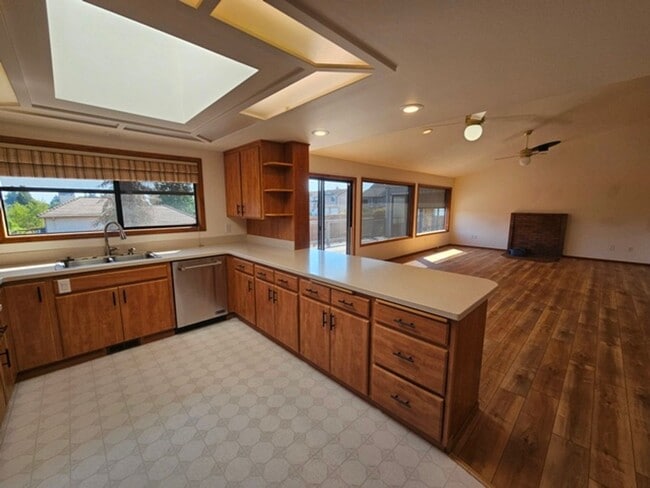 Building Photo - 3Bd/2Ba Single Story Home-For viewing!