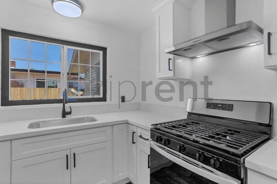 Building Photo - Unit 807