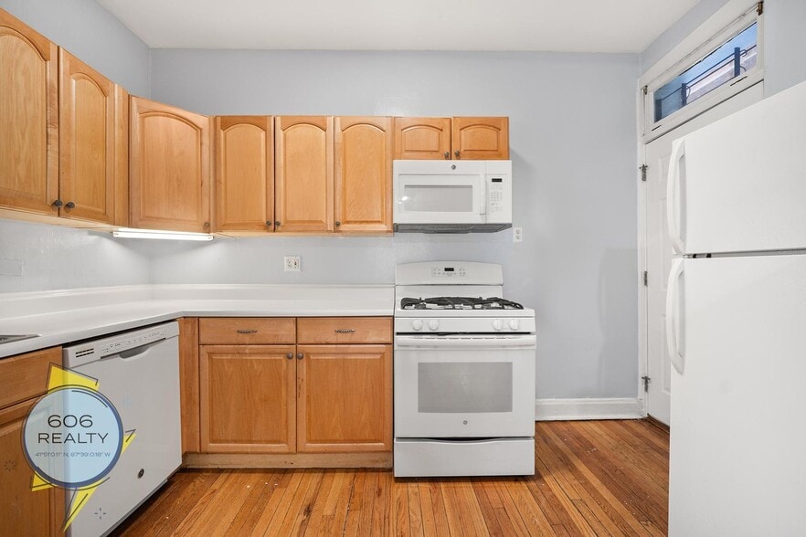Building Photo - 827 W Wrightwood Ave