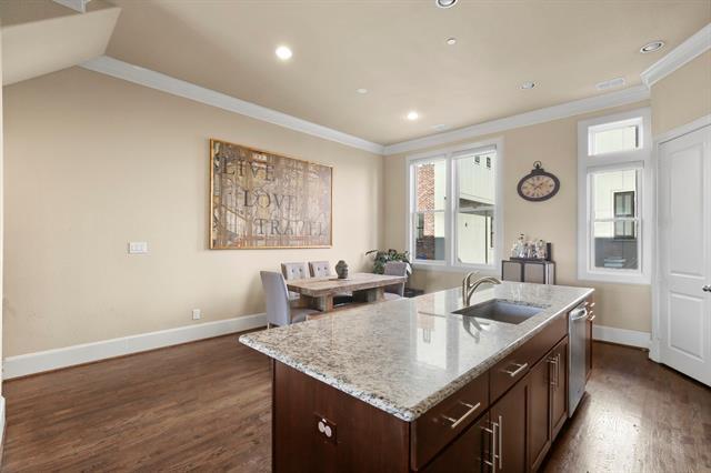 Building Photo - 640 S Pearl Expy