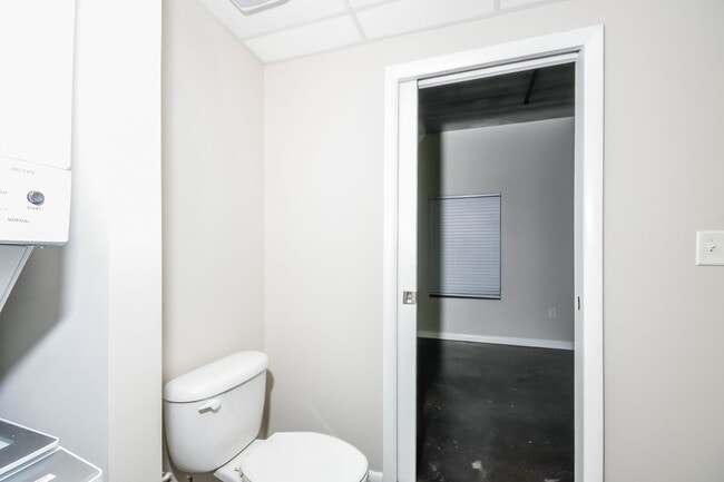 Building Photo - 1 bed / 1 bath w/Study - Move In Today!