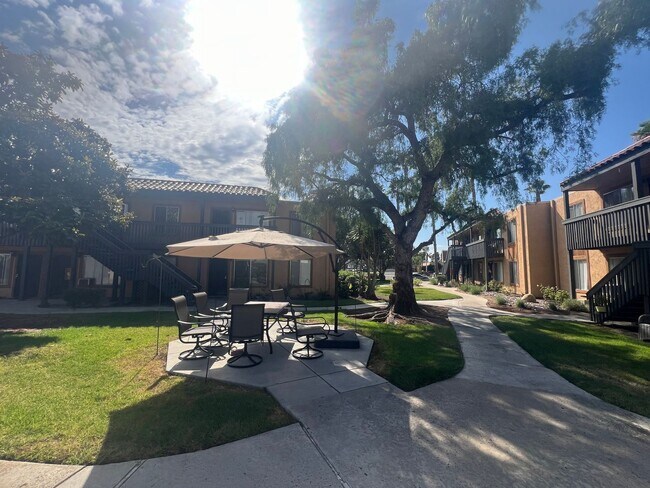 Building Photo - UPSTAIRS 1 BED 1 BATH w/ ONSITE LAUNDRY As...