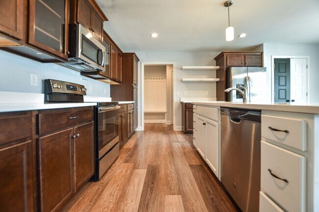 Building Photo - Pet Friendly Four Bedroom!