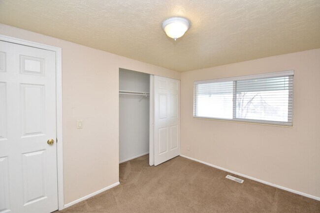 Building Photo - Spacious 5 Bedroom 3 Bathroom Home in Sandy!