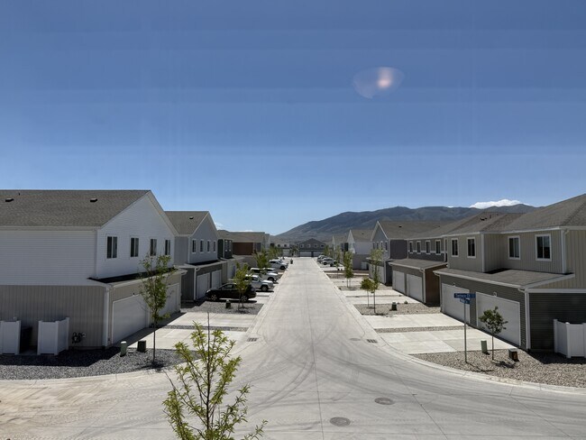 Building Photo - 203 E Arcade Dr