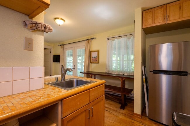 Building Photo - 550 square foot Fully Furnished short term...
