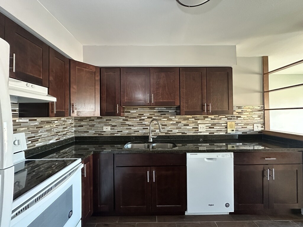 Building Photo - 1026 S River Rd