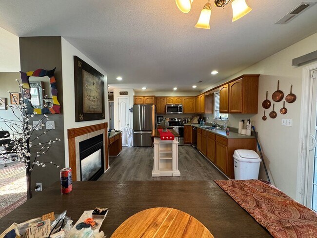 Building Photo - 3 Bedroom Home Furnished or unfurnished available