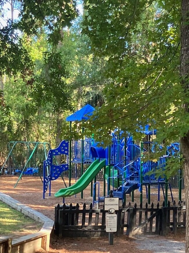 Building Photo - Fully Furnished: Stunning 3 - Bedroom 2.5 ...