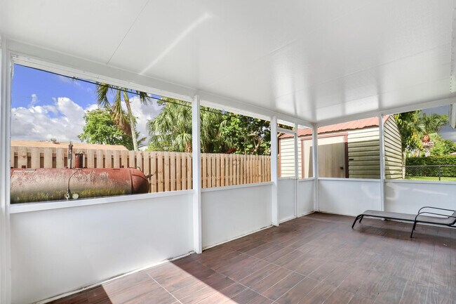 Building Photo - 5472 Club Cir