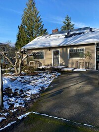 Building Photo - Sprawling home