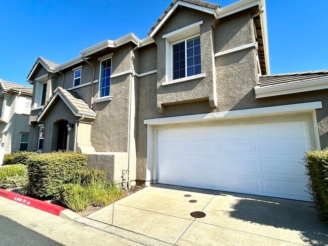 Building Photo - Beautiful 3 Bedroom Located in Roseville Strada Community!