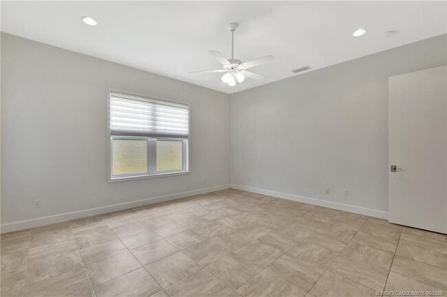 Building Photo - 311 SE Cardinal Way