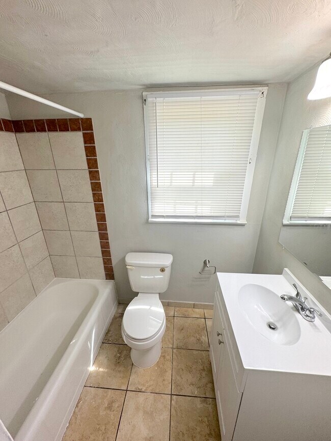 Building Photo - 104 Cushing St