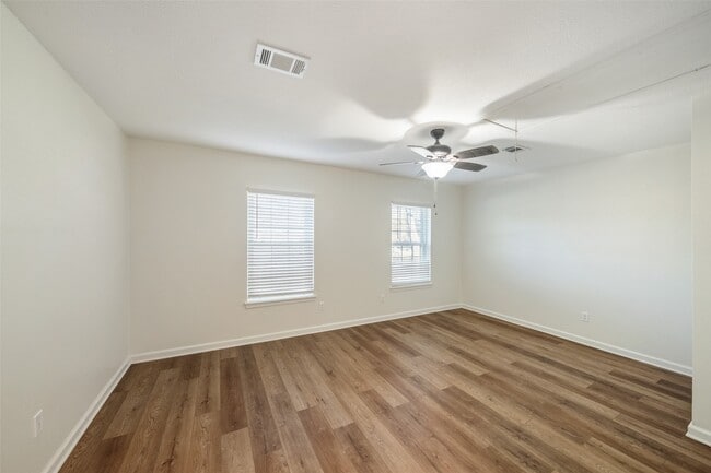 Building Photo - 3018 Sycamore Springs Dr