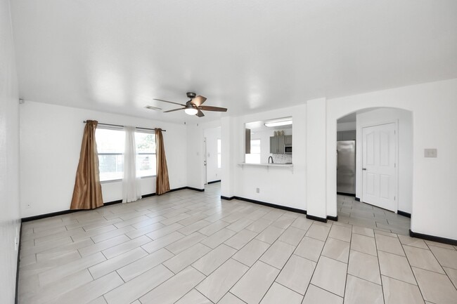 Building Photo - 3827 Dogwood Tr