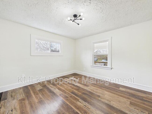 Building Photo - 575 Fernwood Dr