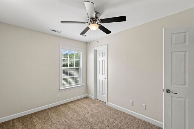 Building Photo - 4 Bedroom with Large Lot Available Now!