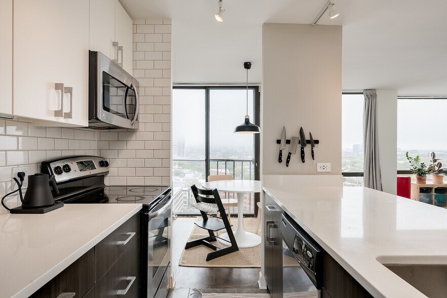 Building Photo - 345 W Fullerton Pky