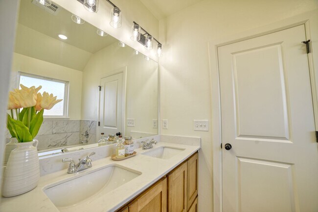 Building Photo - Brand New Home in Washington!