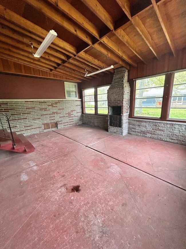 Building Photo - Three Bedroom, Single-Family Home
