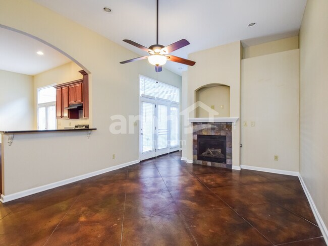 Building Photo - 2406 Lake Garden Dr