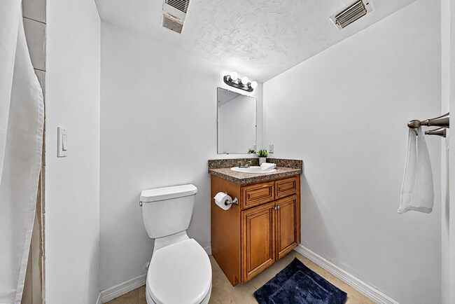 Building Photo - 3131 S Ridgewood Ave