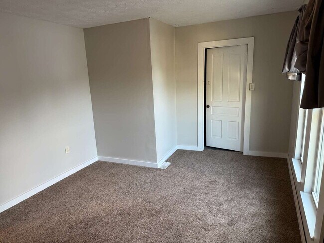 Building Photo - Charming 4 Bedroom Home with 2 Full Baths in Grand Rapids
