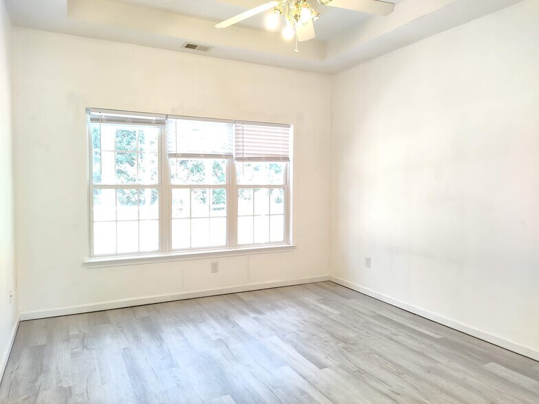 Building Photo - 529 Foxglove Ct